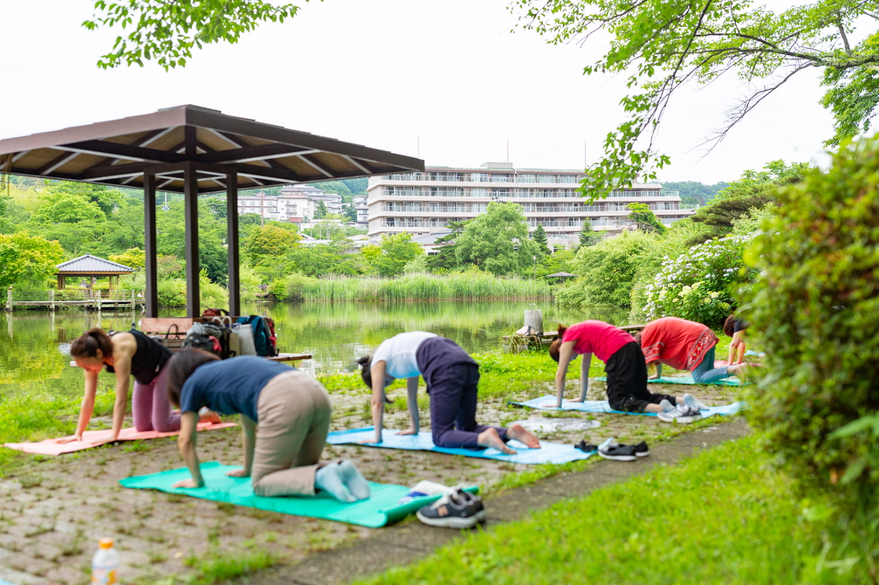 朝ヨガ～早朝の澄んだ空気の中高原で心も体スッキリさせませんか